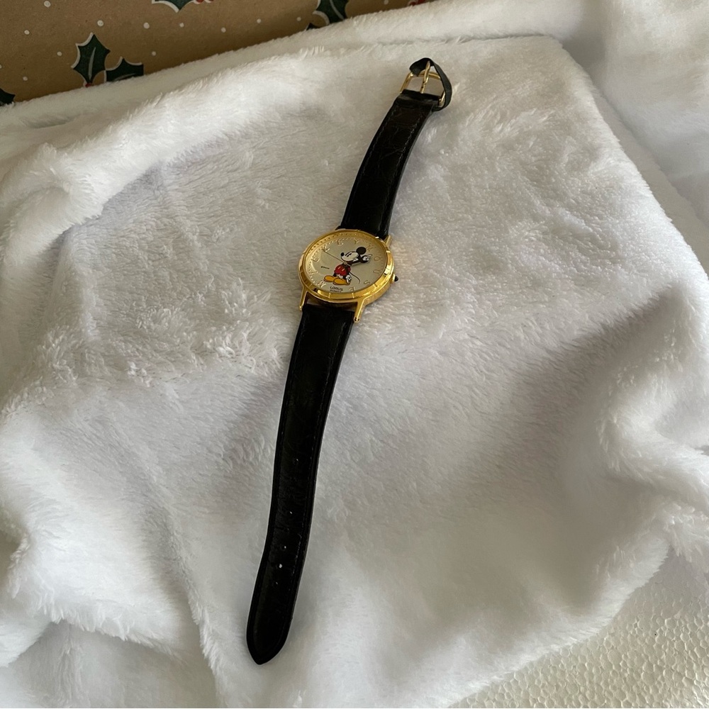 Disney Lorus Mickey Mouse wristwatch w/ black band. See description.